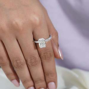 Anillo de compromiso con halo de diamantes pavé de corte radiante, certificado IGI, engaste oculto - Product Image 6