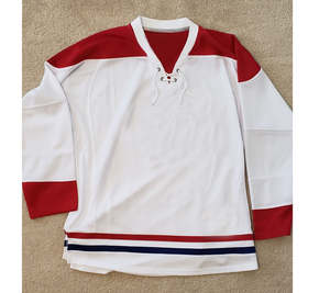Maillot de hockey sur glace personnalisé brodé blanc et rouge 100 % polyester pour adultes avec logo international – Vente en gros - Product Image 3