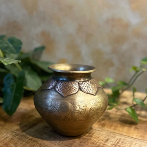 Lota élégant en laiton pour les rituels et les cérémonies religieuses Laiton artisanal pour les pratiques religieuses traditionnelles - Product Image 2