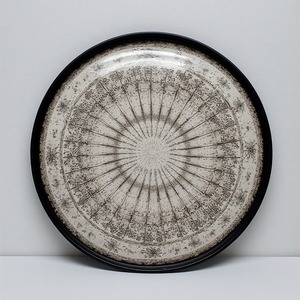 Whispering Sands Golden Beige Bandeja de hierro Inspirado Vientos del desierto Tonos cálidos Paisajes naturales pacíficos Diseño Art Deco Ligero - Product Image 1