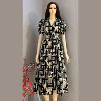 Robe longue féminine à manches courtes avec col, taille naturelle, motif uni, en tissu de soie doux pour un look estival chic