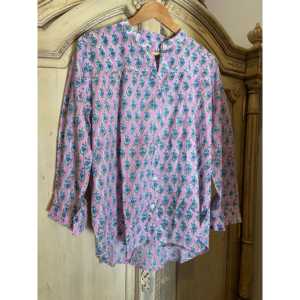 Chemisier rose pâle à motifs floraux imprimés à la main pour femme, coupe ample chic en popeline, col à volants, boutonné, taille XL – Idéal pour le bureau ou les soirées - Product Image 1