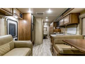 Autocaravana de Lujo Usada Gulf Stream 6310 Blanca para Viajes Familiares, Euro 5, Capacidad para 4-6 Personas, Apta para Aventuras - Product Image 3
