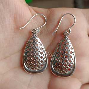 Elegantes Pendientes Colgantes Hechos a Mano en Plata de Ley 925, Diseño Minimalista Ligero en Forma de Pera, Inspirado en una Gota de Agua, Regalo Perfecto - Product Image 3