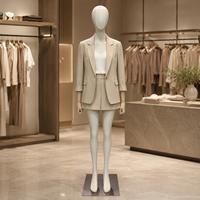 Mannequin féminin élégant avec corps recouvert de tissu et bras articulés en bois