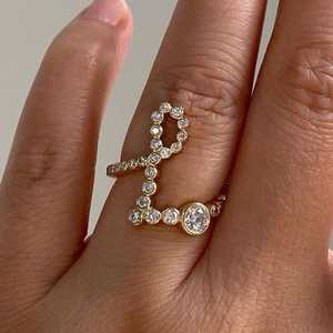 Anillo de Compromiso Personalizable con Letra P, Diamante Cultivado en Laboratorio, Engaste de Oro de 14K, Estilo Sello Único, Regalo de Boda para Enamorados - Product Image 3