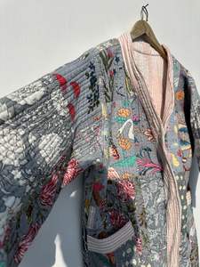 Venta al por mayor lote indio hecho a mano Patchwork algodón Kantha chaqueta para mujer bata acolchada Chaqueta larga de invierno - Product Image 5