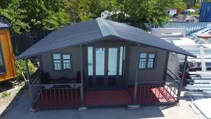 Casa Expandible de Doble Ala de 20 pies con Paneles Exteriores Metálicos Tallados de Primera Calidad, Terraza Integrada con Cubierta de Techo + ENVÍO GRATUITO - Product Image 2