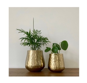 Jardinera de latón de primera calidad para la decoración del jardín del hogar con detalles de diseño tradicional y estético hechos a mano - Product Image 1