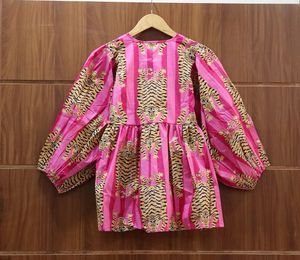 Kyra Top Dress Mini vestido Tigre bloque estampado túnica Top cuello profundo con cuerda más cerca - Product Image 5