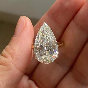 Anillo de Compromiso Iced Jewelz con Diamante Moissanite de Corte Pera de 10 Quilates, Engaste de Canal, Oro Rosa de 14K, Chapado en Platino, Certificado IGI - Product Image 1