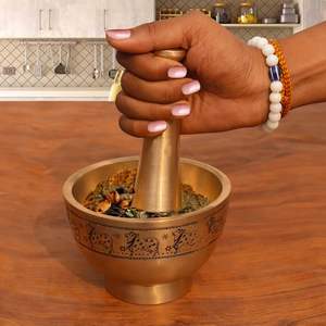 Mortier en métal en laiton élégant et moderne pilon fait à la main couleur or accessoires de cuisine pour la maison Design moderne unique artisanat de cuisine - Product Image 4