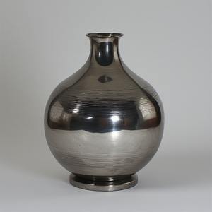 Vase en aluminium Pentagon Accent décoratif élégant et durable pour décoration floristique et intérieure - Product Image 1