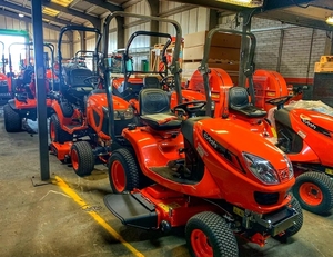 Tondeuse autoportée Kubota Z422 abordable, faible entretien, idéale pour les travaux de jardinage, d'agriculture et d'aménagement paysager - Product Image 2