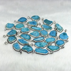 จี้ชิ้นหินควอตซ์พลังงานแสงอาทิตย์สีฟ้าขัดเงามากสำหรับผู้หญิงขายส่งชิ้นอัญมณี - Product Image 6