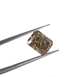 Diamante solto atraente para fazer joias em corte radiante de 3.67 ct e cor amarela intensa com alta qualidade e clareza vvs