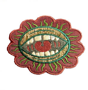 Patchs de broderie à dos polaire avec bordure adhésive et merrow pour des applications et un style de vêtements confortables - Product Image 1