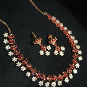 Qualité supérieure AD & CZ Tendance unique Collier en laiton élégant Argent et perle pour les mariées Mariages Fournisseur Produits en vrac - Product Image 1