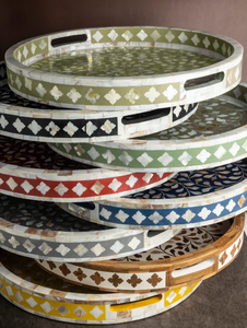 Bandeja redonda moderna hecha a mano para decoración del hogar Diseño floral negro con Incrustaciones de nácar - Product Image 2