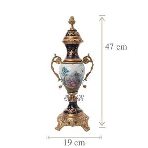 Vase antique en porcelaine et en laiton avec des motifs scéniques peints à la main, des poignées ornées et une base dorée décorative pour les intérieurs de luxe - Product Image 2