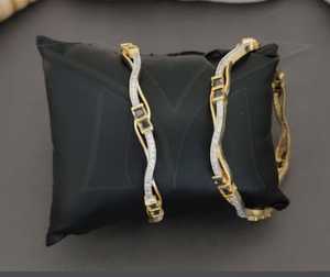 Hermoso AD CZ Full Stone High Gold Polish Fancy Style 2 Brazaletes Set Elegante Ropa de fiesta Joyería para mujeres y funciones de boda - Product Image 3