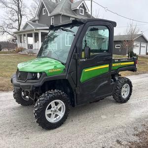 Découvrez des performances puissantes avec le véhicule utilitaire John Deere Gator XUV835, conçu pour les travaux utilitaires et les balades sur sentiers. - Product Image 3
