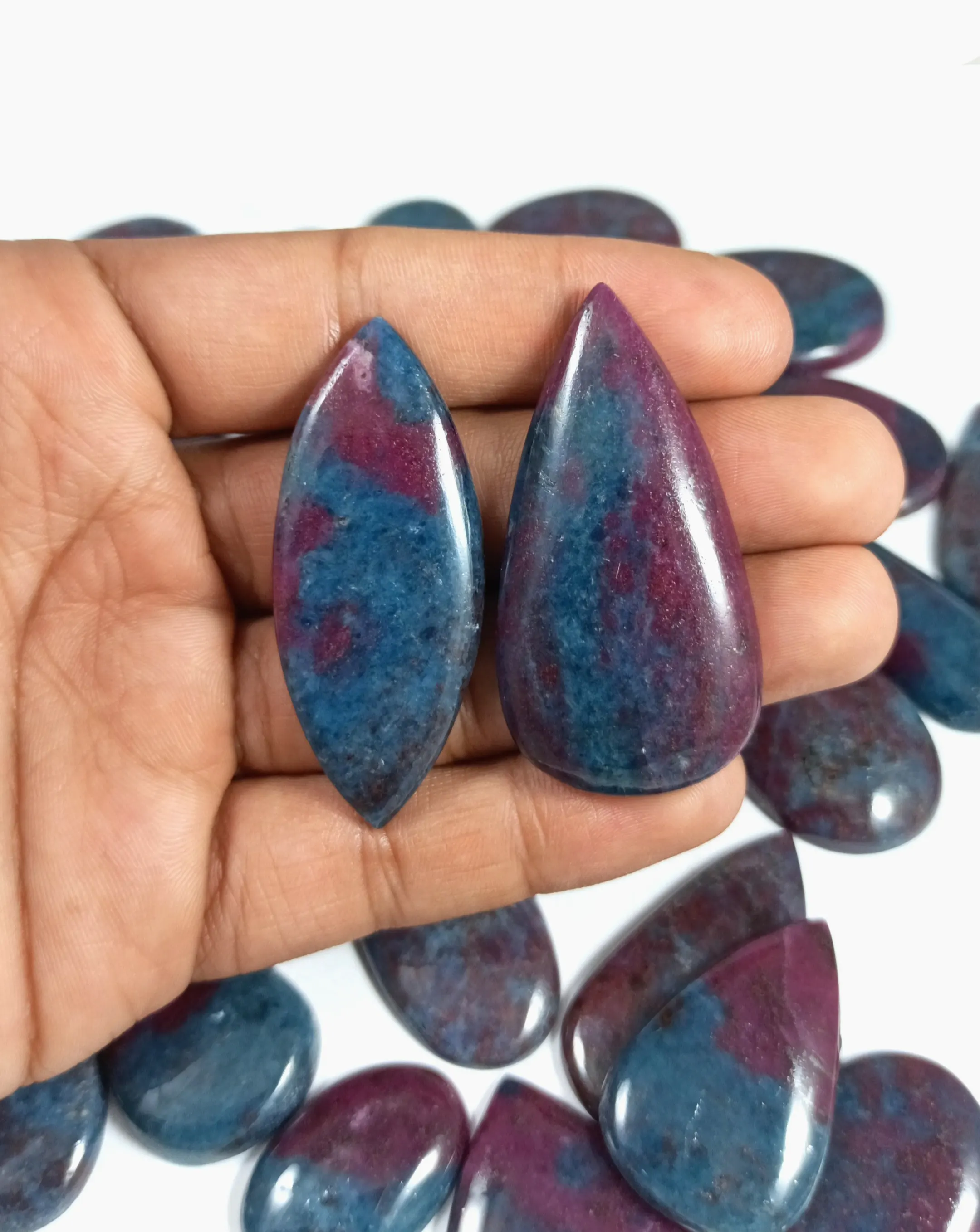 प्राकृतिक रूबी Kyanite Cabochon मिश्रण आकार और आकार डिजाइनर रत्न हस्तनिर्मित गहने बनाने के लिए सबसे अच्छा गुणवत्ता रूबी Kyanite