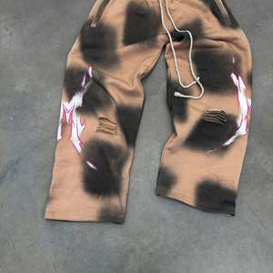 Pantalones vintage personalizados para hombre, pantalones informales de pierna ancha con diamantes de imitación y diseño acampanado desgastado, estilo frontal plano de tela de lana - Product Image 3