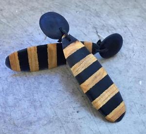 ต่างหูไม้และเรซิ่นลายทางสไตล์โบโฮ ทำมือ สีดำ-เหลือง น้ำหนักเบา แบบห้อย ขายส่งในราคาที่ดีที่สุด - Product Image 1