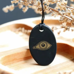 Pendentif ovale poli en shungite avec impression sérigraphique, option Œil d'Horus 2, 1,3*2 pouces (34*50 mm) - Product Image 1