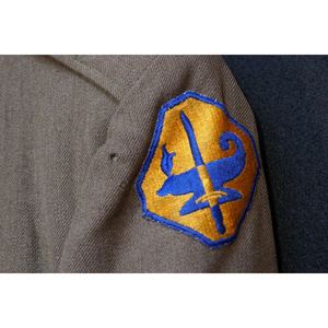 Chaqueta de Uniforme Estadounidense Antigua de la Segunda Guerra Mundial con Insignias y Botones Originales - Product Image 4