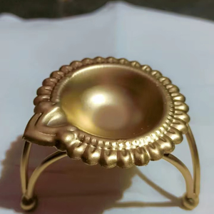 Diya de latón de diseñador con tallado intrincado para la decoración de Diwali Home Temple Puja Aarti e iluminación auspiciosa - Product Image 1