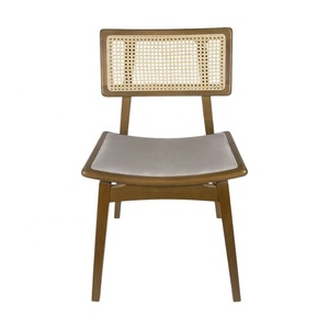 Chaises de salle à manger en teck massif de haute qualité et avec des accents en rotin, conçues avec une esthétique moderne et élégante - Product Image 2