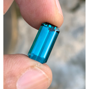 Tourmaline bleue néon naturelle de qualité supérieure, taille émeraude, 5,55 carats, coupe excellente, sans défaut, provenant d'Afghanistan - Product Image 1
