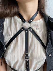 Arnés de Pecho de Cuero Genuino Negro con Anillos para Cuello y Cintura, Accesorio Ajustable de Alta Calidad, Moda LWH-0059 - Product Image 2