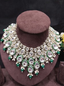 Conjunto de Collar de Novia Kundan Plateado con Aretes Jhumka de Perlas con Esmalte Verde para Bodas, Joyería para Mujer - Product Image 3