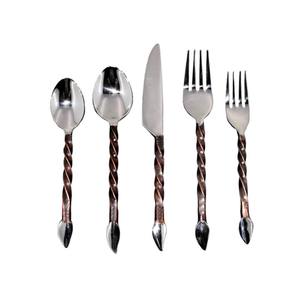 Ensemble de 4 couverts artisanaux de luxe en acier inoxydable avec poignées ornées argentées pour cuisines américaines haut de gamme - Product Image 2
