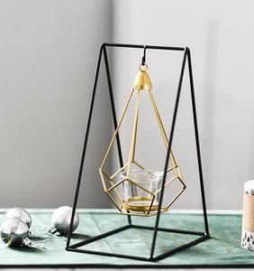 Soporte de Color negro de hierro con portavelas colgantes chapados en oro de aluminio para uso en festivales y fiestas de bodas - Product Image 1