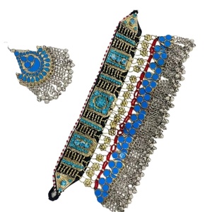 Ensemble de boucles d'oreilles traditionnelles élégantes et magnifiques, inspirées des feuilles vertes et dorées, avec des détails délicats et complexes et de nombreuses broderies. - Product Image 1