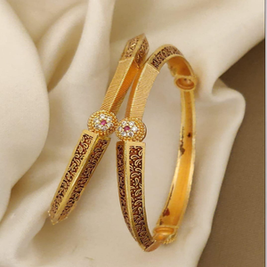 Brazaletes de latón apilables con un patrón de diamantes clásico y adornos de piedra roja y verde alternados, a precios al por mayor. - Product Image 2