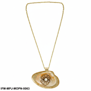 Collier pendentif vintage en nacre avec accent de perle, filigrane floral texturé doré, bijoux nautiques - Product Image 1