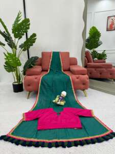 Ensemble de saris en coton Mul de créateur, dentelle brodée et bordure décorative Latkan | Blouse unie en soie avec bordure en dentelle - Product Image 2