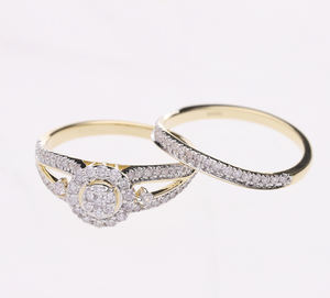 Elegante conjunto de anillos nupciales de oro amarillo de 14K con baño de rodio, diseño de tallo dividido con centro de racimo de diamantes naturales y diamantes pavé. - Product Image 4