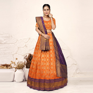 Elegante Lehenga Choli de Seda Banarasi con Diseño Clásico de Cuadros Tejidos y Dupatta en Contraste para Bodas y Fiestas - Product Image 6