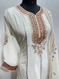 Los más vendidos de color blanco roto en Faux Georgette con trabajo de secuencia de bordado en Diwali, bodas, festivales y fiestas para vestido - Product Image 2