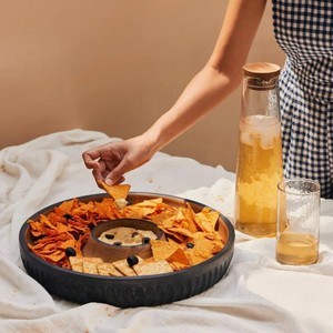 Home Plateau à croustilles et trempette en bois bicolore Plateau de service rond avec bol central pour sauces et trempettes Plat de service apéritif - Product Image 1