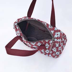 Sac à main géométrique tissé pour femme GangesGrain en bordeaux et turquoise, accessoire élégant pour manteau - Product Image 1