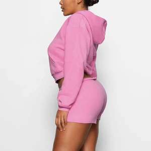 Ensemble décontracté pour femme : Sweat à capuche court en maille côtelée et short taille haute, couleur unie, extensible, respirant, écologique - Product Image 5