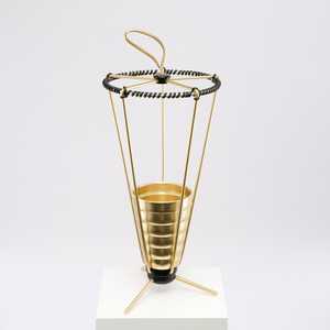 Élégant porte-parapluie au design antique Support de rangement en fil métallique doré et noir Parfait pour la décoration intérieure de la maison Élégant et durable - Product Image 3