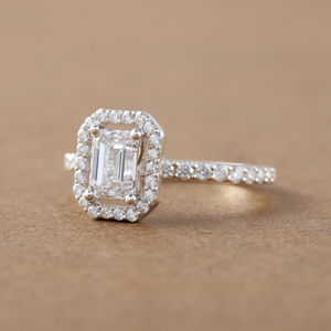 2,5 TCW Emerald Cut Lab Grown Diamond Halo & Pave Setting Anillo de compromiso de platino Anillo de regalo para mujeres - Product Image 6